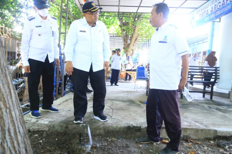 Gandhi Hartoyo saat mendampingi Timbul Prihanjoko meninjau saluran air bersih di Kantor Unit PDAM Gili Ketapang/RMOLJatim