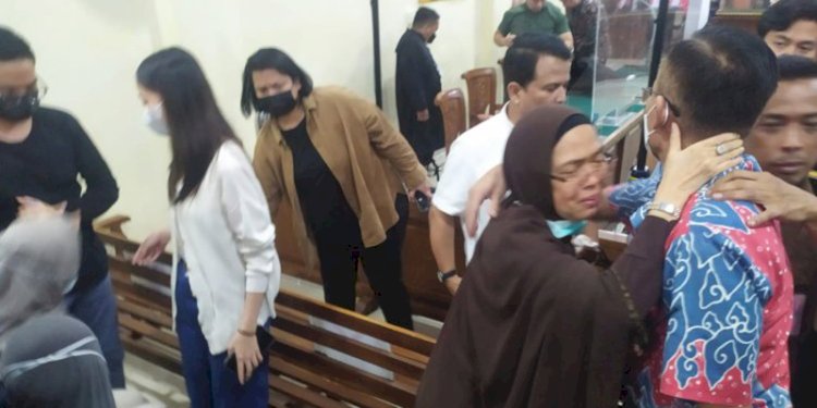 Andi Desfiandi dan keluarga menangis usai mendengarkan vonis hakim PN Tanjungkarang, Rabu (18/1)/Ist