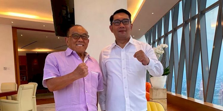 Ketua Dewan Pembina Partai Golkar Aburizal Bakrie dan kader baru Golkar, Ridwan Kamil/Net