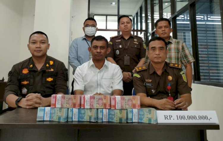 Kasi Intel, Kajari Bangkalan dan Kasi Pidsus menerima uang titipan kerugian negara Rp100 juta/ist