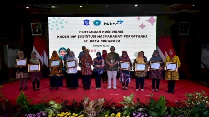 Teks foto: Rini Indriyani menyerahkan 193 piagam penghargaan dari BKKBN kepada para kader IMP/ist