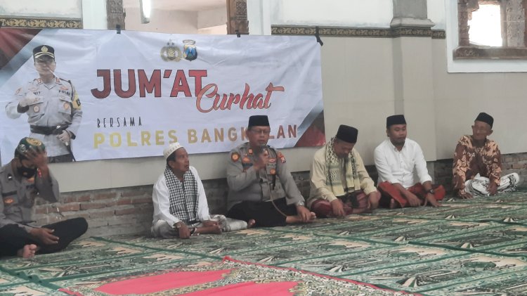 Kapolsek Kwanyar, AKP Moh. Mansur memyapa masyarakat setempat/Ist