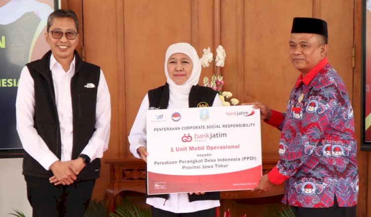 Bantuan 1 unit mobil operasional diserahkan oleh Khofifah Indar Parawansa Gubernur Jawa Timur dan Busrul Iman selaku Direktur Utama bankjatim kepada Sutoyo M Muslih Ketua PPDI Jawa Timur/Ist