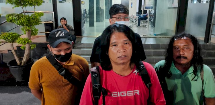 Wartawan korban penganiayaan saat melapor ke Polrestabes Surabaya/Ist