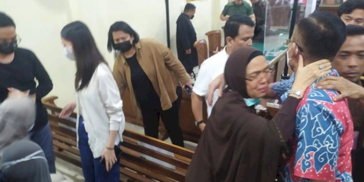  Andi Desfiandi dan keluarga menangis usai mendengarkan vonis hakim PN Tanjungkarang, Rabu (18/1)/Ist