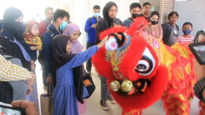 Barongsai di stasiun Gubeng 