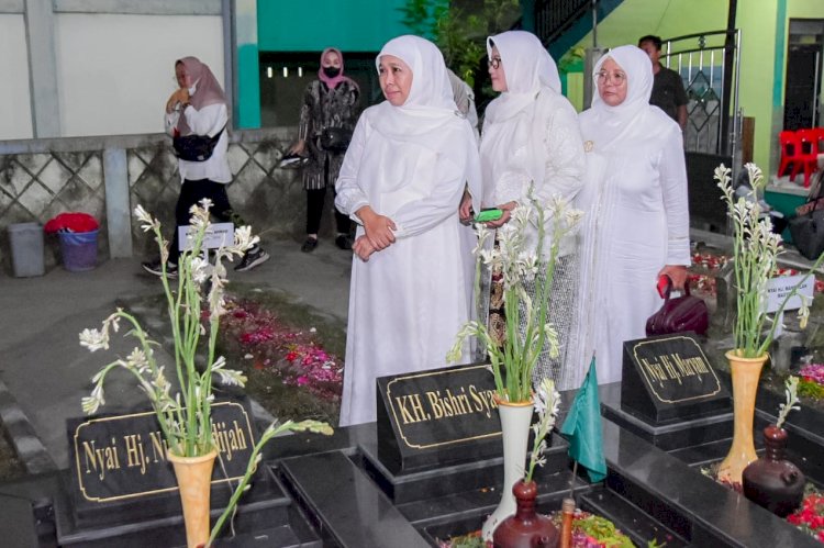 Gubernur Khofifah saat ziarah makam KH M Bisri Syansuri/IST