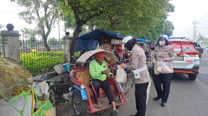 Polwan di Jombang berbagi nasi bungkus 