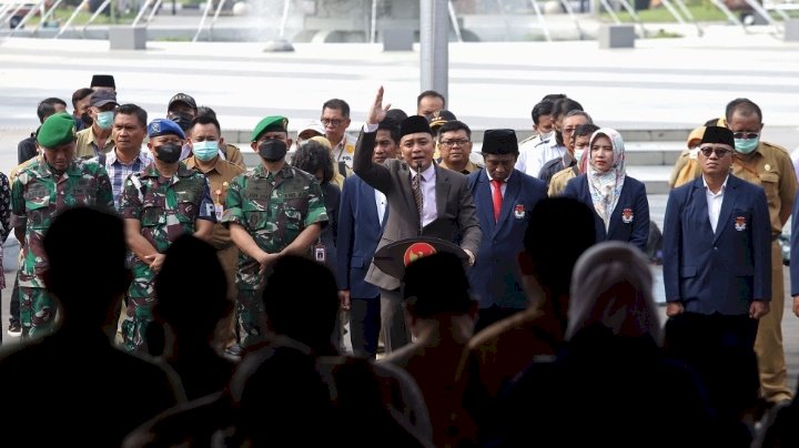 Teks foto: Wali Kota Eri saat melantik dan Pengucapan Sumpah/Janji Anggota Panitia Pemungutan Suara untuk Pemilu tahun 2024/ist