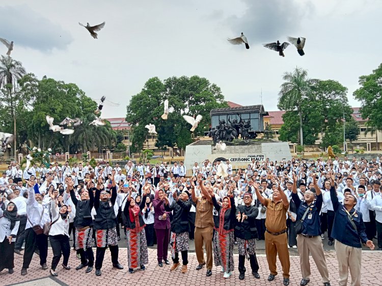 Komisioner KPU bersama seluruh anggota PPS secara simbolis melepas burung dara di alun-alun Bondowoso usai dilanti/RMOLJatim