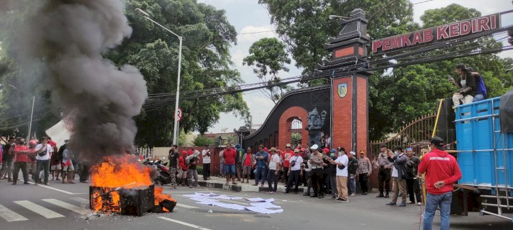 Ratusan PKL SLG saat menggelar aksi depan Kantor DPRD Kabupaten Kediri/RMOLJatim