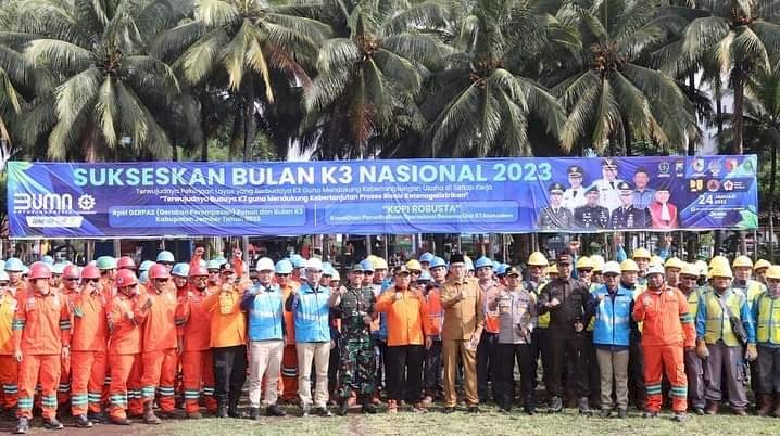 Bupati Jember Hendy Siswanto saat memimpin apel Bulan K3 di Alun-alun Kota Jember/RMOLJatim