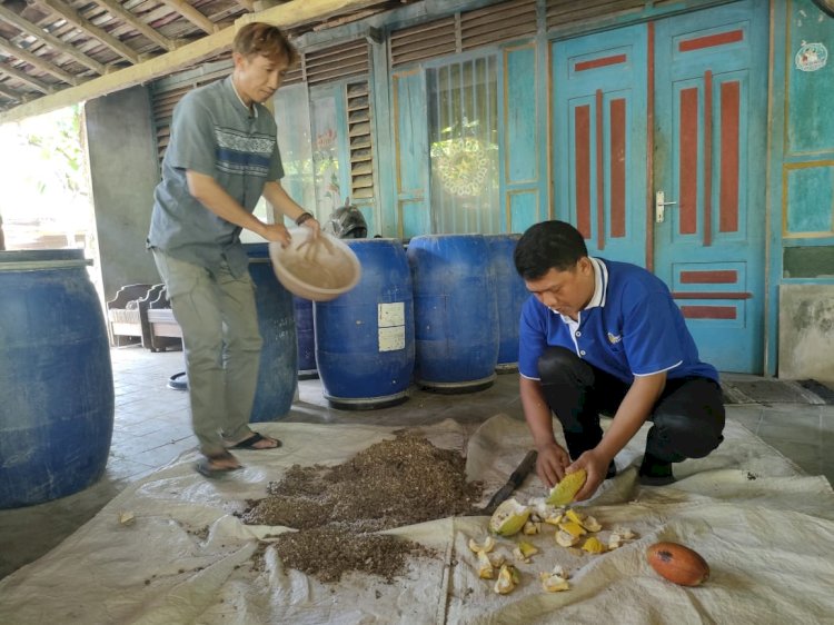 Sutarji (berdiri) saat memperlihatkan cara pembuatan pupuk organik dan pakan ternak dari limbah kakao/ist