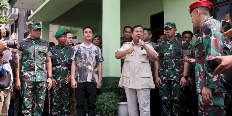 Menteri Pertahanan Prabowo Subianto ditemani Wali Kota Solo Gibran Rakabuming Raka menyerahkan motor dan alat komunikasi kepada bintara pembina desa (Babinsa) di Komando Rayon Militer (Koramil) Serengan 03 Solo, Jawa Tengah, Selasa (24/1)/Ist