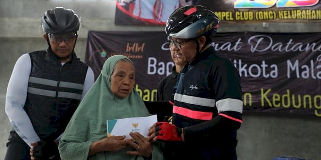 Wali Kota Malang, Drs. H. Sutiaji saat memberikan bantuan dan sambang warga/Ist