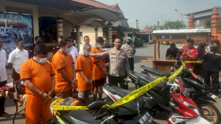 Keterangan foto : Komplotan spesialis pencuri motor saat rilis di Mako Polres Madoun Kota/RMOLJatim.