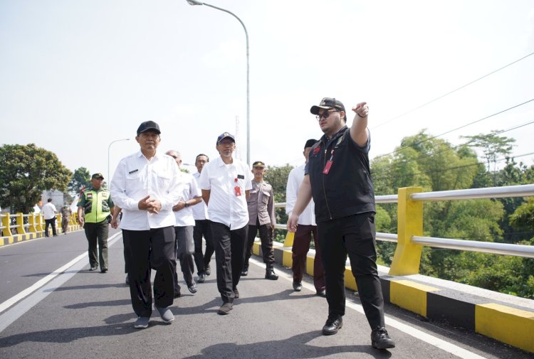 Bupati Kediri Hanindhito Himawan Pramana saat melihat langsung Jembatan Ngadi/IST