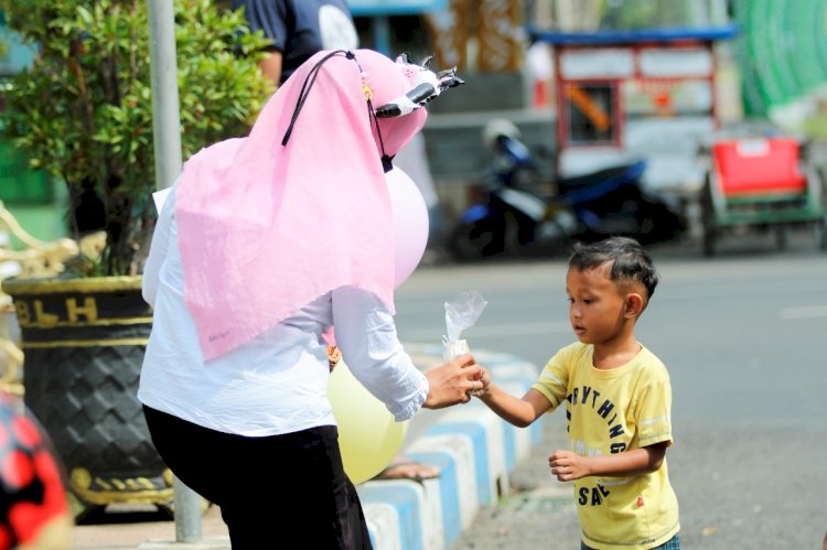 drg. Luluk Muyasaroh saat bagikan telur rebus dan susu pada anak-anak yang melintas di Jalan Suroyo/IST