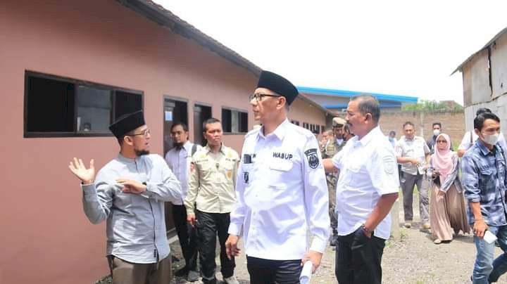 KH Muhammad Firjaun Barlaman saat meninjau lokasi Tayasan Imam Syafi'i/RMOLJatim