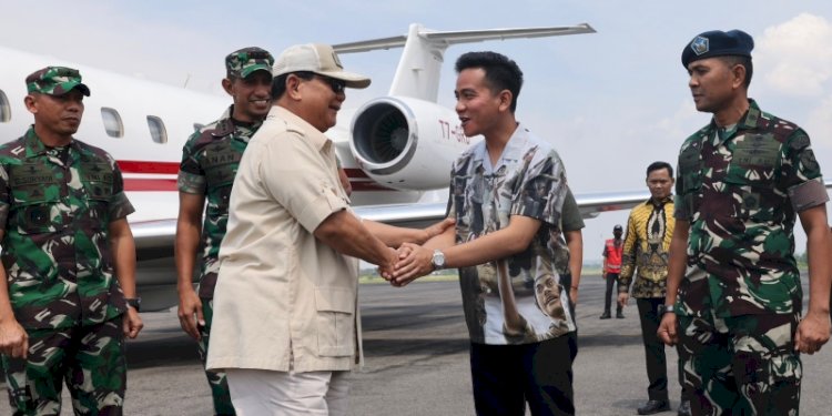 Menteri Pertahanan RI, Prabowo Subianto disambut Walikota Solo, Gibran Rakabuming Raka di Solo/Net