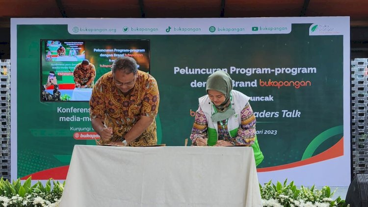 Ketua Umum JMSI Teguh Santosa menandatangani Nota Kesepahaman atau MoU dengan pihak LAZ YWDP yang diwakili Presiden Direktur LAZ YWDP Mirah Hartika/ist