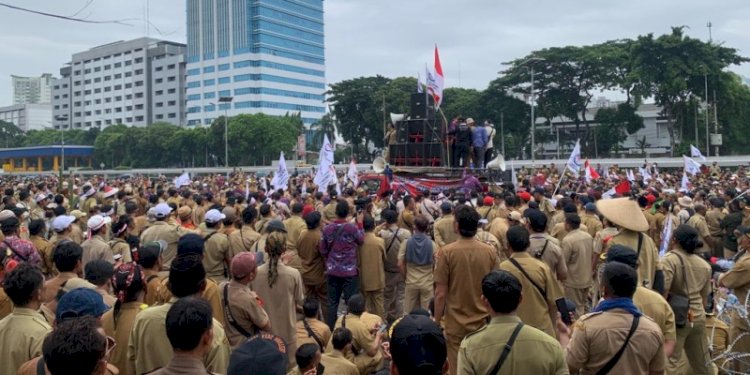 Persatuan Perangkat Desa Indonesia (PPDI) menggelar aksi demo di depan Gedung DPR RI, Rabu (25/1)/RMOL