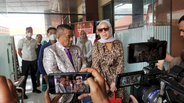 Venna Melinda didampingi Hotman Paris mendatangi Polda Jatim/RMOLJatim