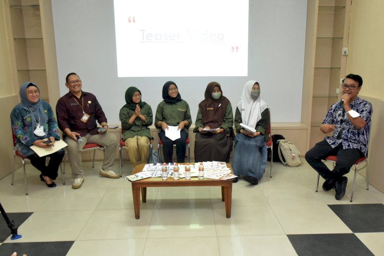 Tomi Ardiyanto bersama Forum Anak Surabaya saat jumpa pers/RMOLJatim