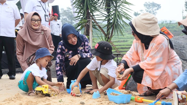 Bupati Mojokerto Ikfina Fahmawati saat berdialog dengan anak-anak/ist