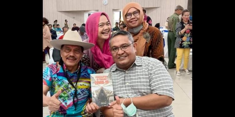 Mantan KSAU Chappy Hakim (duduk, kiri) dan Swary Utami Dewi (belakang, kiri)/Ist