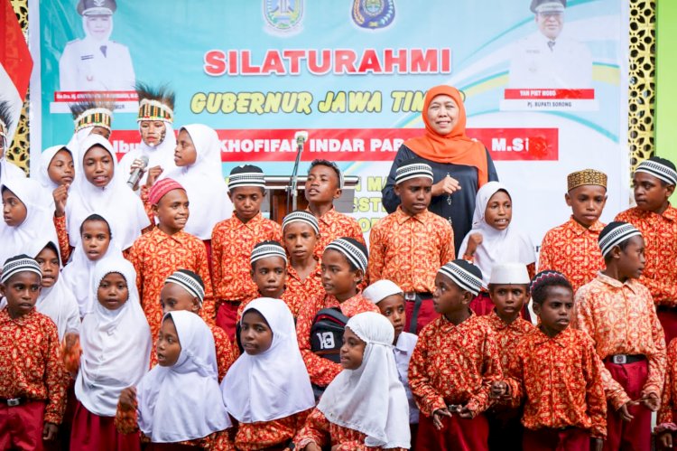 Gubernur Jawa Timur Khofifah Indar Parawansa saat mengunjungi Kampung Maibo , Distrik Aimas, Kabupaten Sorong, Papua Barat Daya, Kamis (26/1) sore/Ist