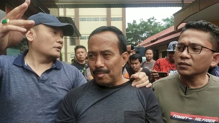 Caption : Samanhudi tiba di Polda Jatim dengan tangan diborgol 