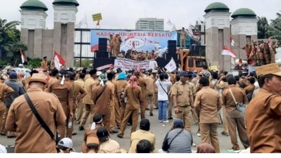 Aksi demo kepala desa se-Indonesia di depan gedung DPR RI menuntut masa jabatan diperpanjang menjadi 9 tahun/Net