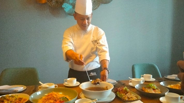 Caption: Chef Aziz mengenalkan Chinese set menu yang cocok jadi hidangan saat Cap Go Meh/RMOLJatim.