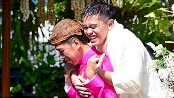 Presiden Joko Widodo saat menggendong anak bungsunya, Kaesang Pangarep/Net