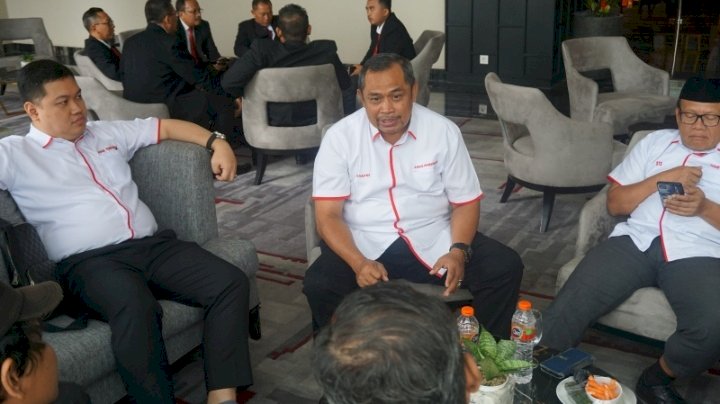 Caption : Kurator Albert Riyadi (kiri) dalam acara talk show. 