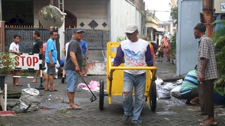 Teks foto: Karang Taruna Kelurahan Mojo saat Kerja Bakti/ist