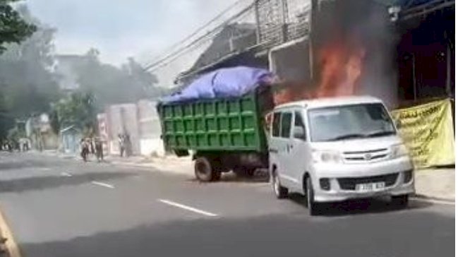 Caption: Truk bermuatan sabut kelapa mendadak terbakar di Banyuwangi/repro