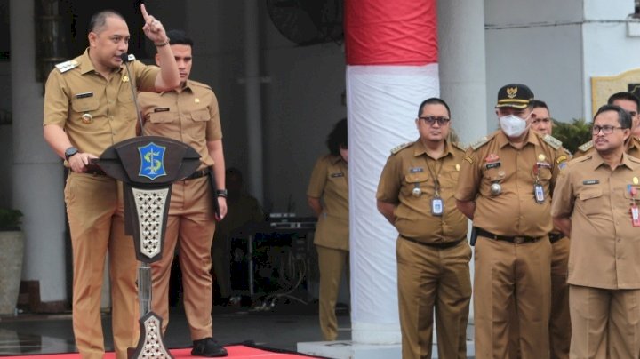 Teks foto: Apel Pengarahan Walikota kepada pegawai, lurah, dan camat di Halaman Balai Kota Surabaya/RMOLJatim