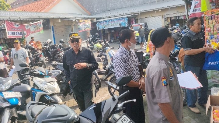 Penarikan retribusi di pasar Semolowaru 