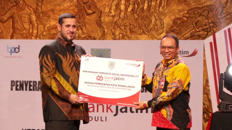 Direktur Keuangan, Tresuri & Global Service Bank Jatim Edi Masrianto memberikan CSR secara simbolis kepada Walikota Probolinggo Habib Hadi Zainal Abidin/IST