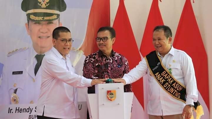 Kepala BKKBN RI, Hasto Wardoyo saat menobatkan Bupati Jember H Hendy Siswanto sebagai bapak asuh anak stunting/IST