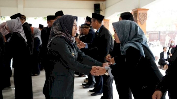 Wali Kota Mojokerto memberikan ucapan selamat kepada para pejabat yang baru dilantik  /ist