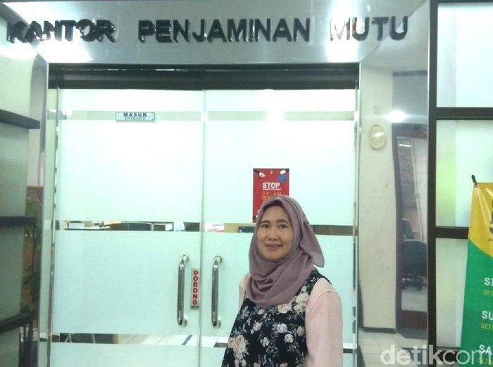 Prof Dr Aulia Siti Aisjah di depan kantor KPM ITS Surabaya/IST