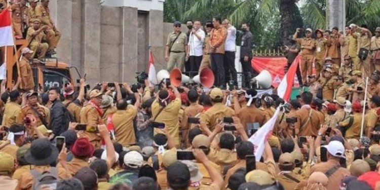 Aksi kepala desa di depan gedung DPR RI menuntut masa jabatannya diperpanjang/Net