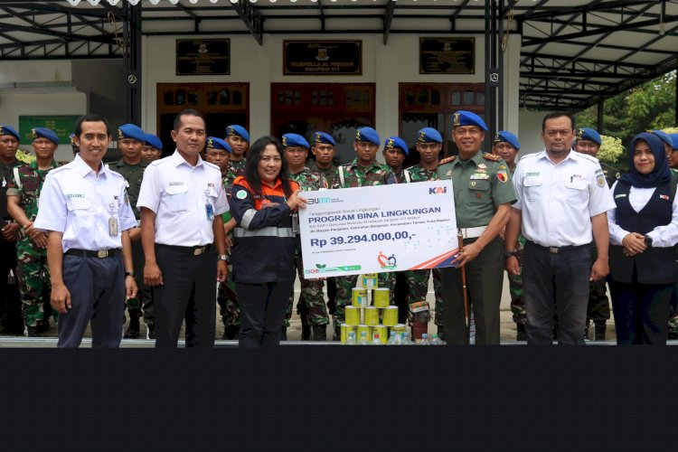 Penyerahan bantuan Kereta Api Indonesia (Persero) Daerah Operasi 7 Madiun untuk renovasi dan penambahan fasilitas untuk Mushola Al-Hidayah, di lingkungan kantor Detasemen Polisi Militer TNI-AD V/1 Madiun/ist