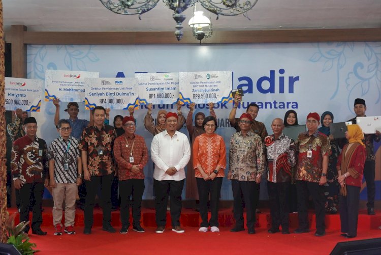 Sesi foto bersama usai menerima bantuan KUR/Ist