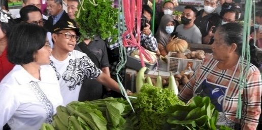 Wali Kota Malang, H. Sutiaji saat dampingi Menkeu RI, Sri Mulyani Indrawati di salah satu pasar Kota Malang/Ist