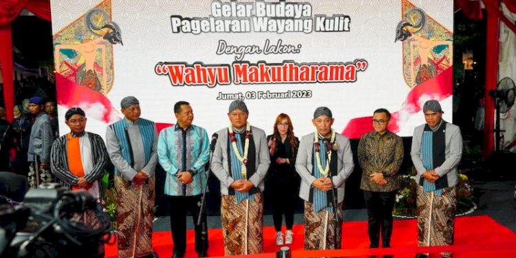 Kapolri Jenderal Listyo Sigit Prabowo (ketiga dari kanan) saat melaksanakan pagelaran wayang/RMOL