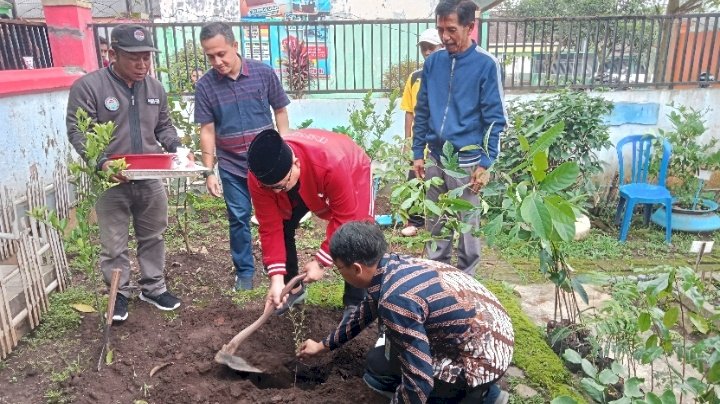 Foto : Penanaman Secara Simbolis oleh Wabup Bondowoso/RMOLJatim
